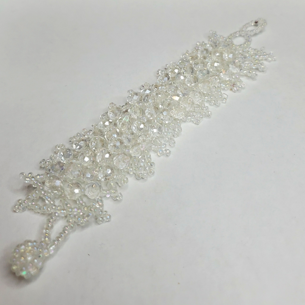 Beaded white bracelet with sparkling touches